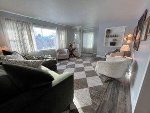 Smart TV, fireplace - Central Syringa Sanctuary in Idaho falls (Idaho Falls)