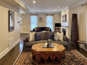 Smart TV, fireplace, books - Ideal Group Getaway: Prime Location, Parking, Backyard, Sunroom & Pet-Friendly (Chicago)