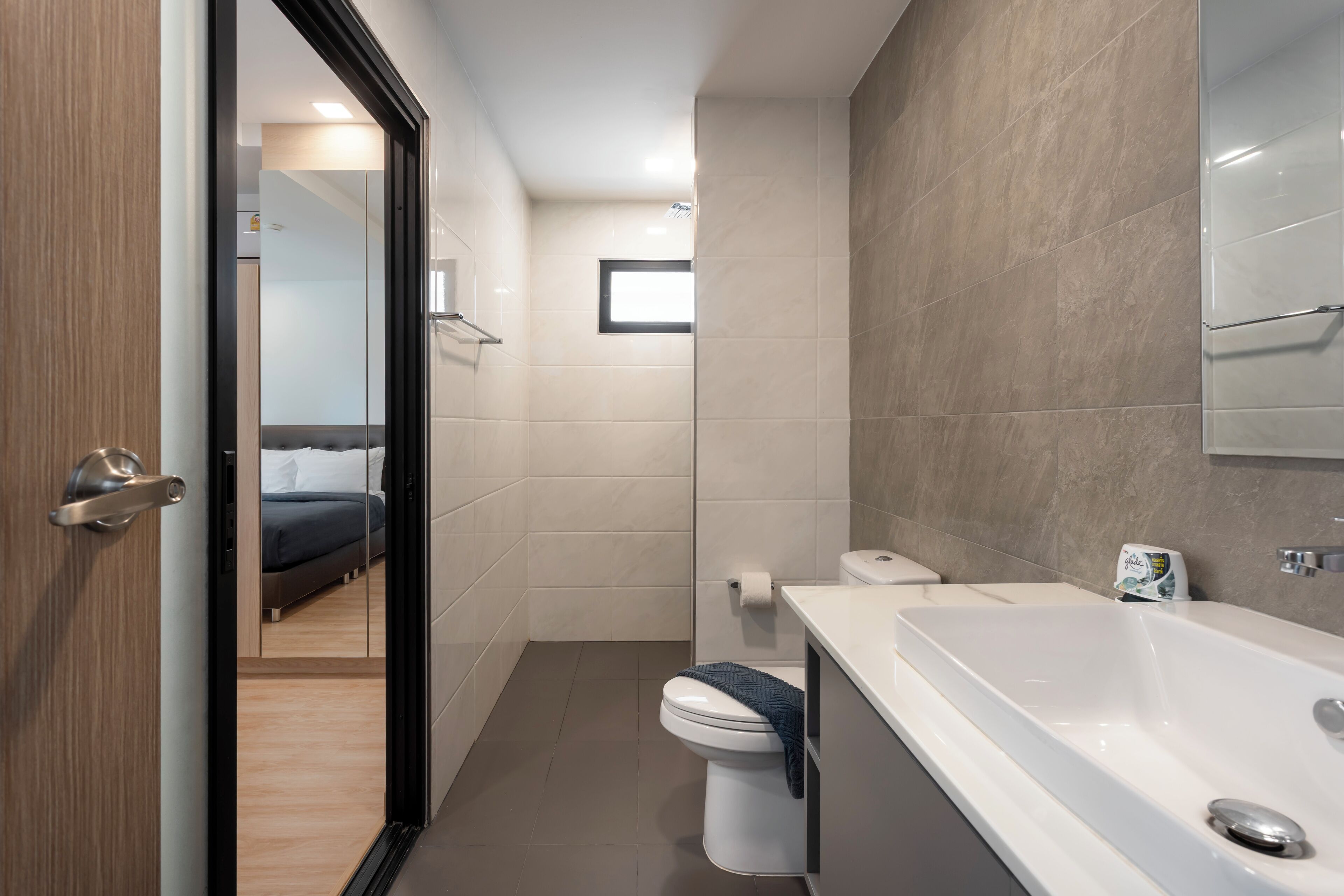 Ein modernes Badezimmer mit Badewanne, Toilette und Dusche.