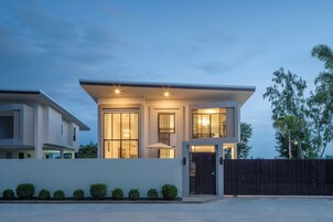 Kanna Miami Pool Villa | Individually decorated, individually furnished, desk, laptop workspace