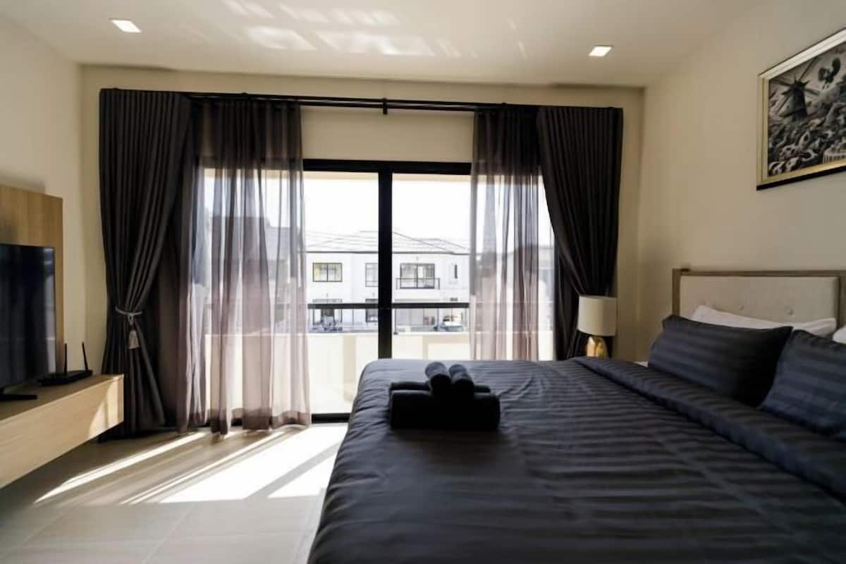 5 bedrooms, individually decorated, individually furnished, desk