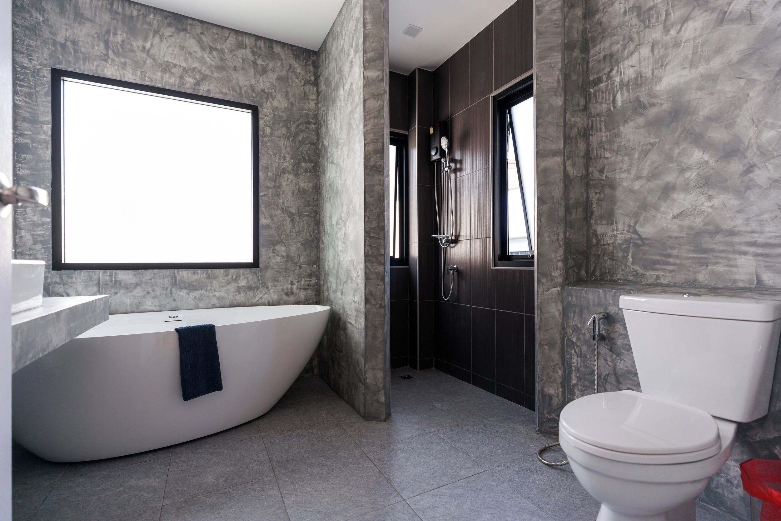 Luxe villa | Badkamer | Een douche, een haardroger, pantoffels, handdoeken