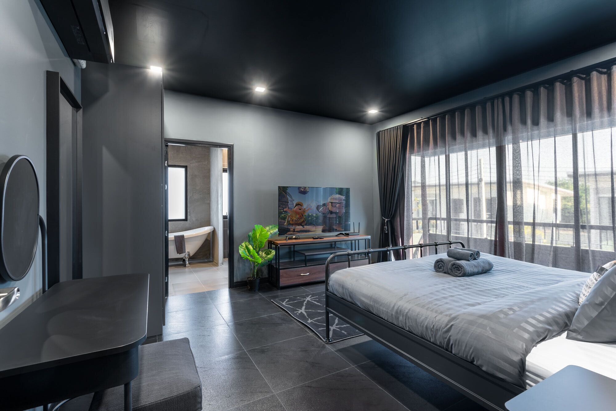 Decoración personalizada, muebles diferentes y escritorio 