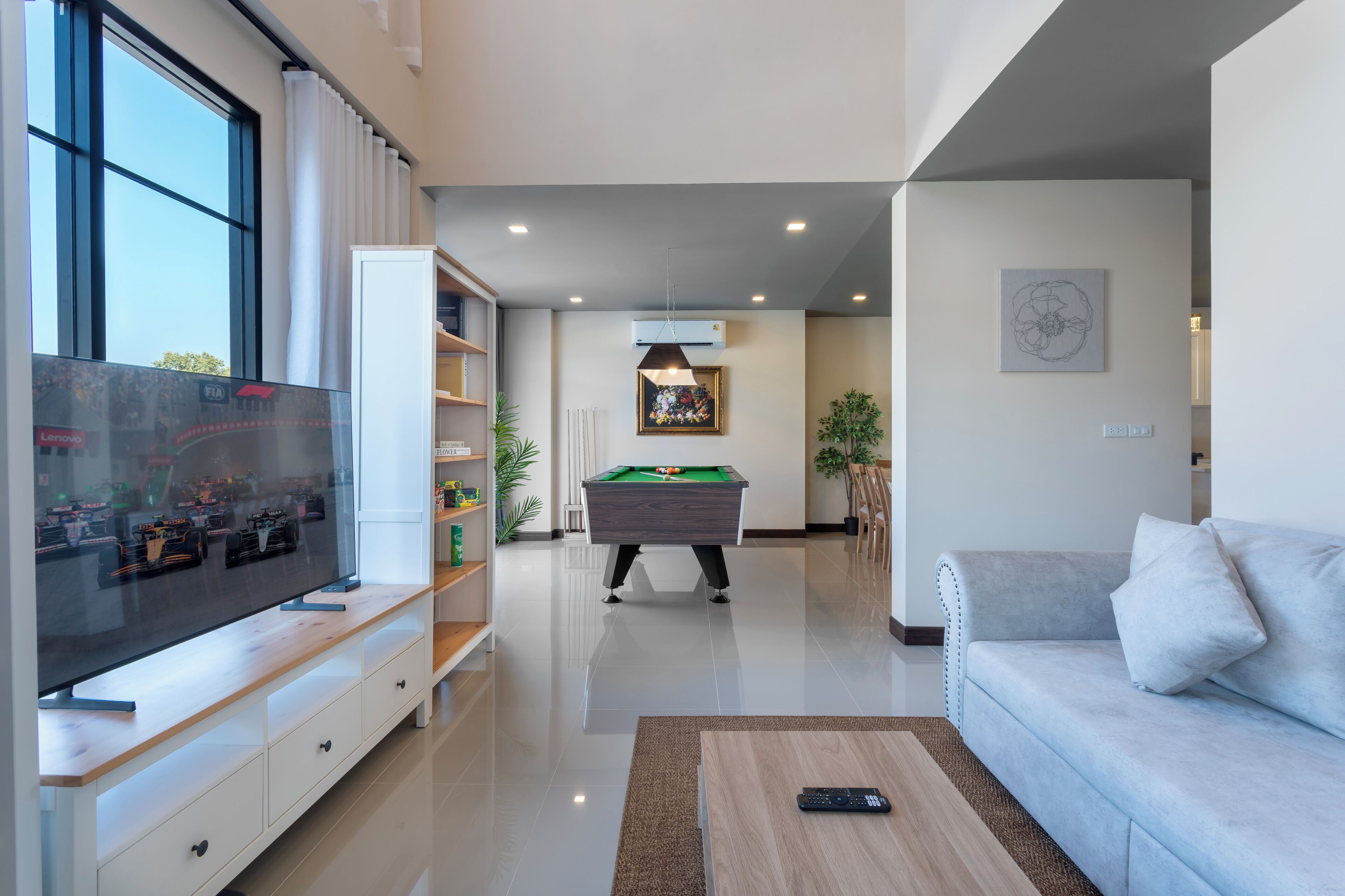 Kanna French Pool Villa | 起居区 | 55-英寸LED 电视（配备数码频道）