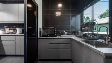 Una cocina moderna con electrodomésticos integrados, un ventanal y vistas al exterior.