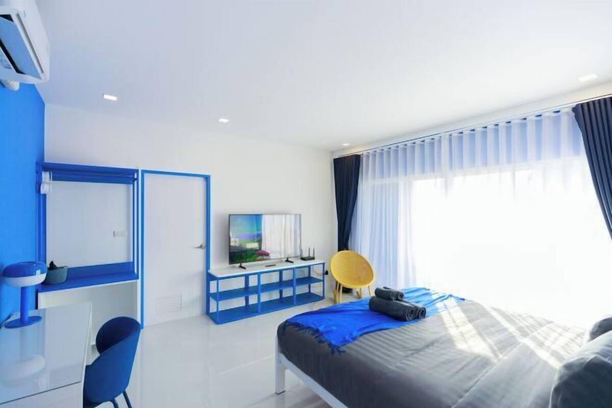 5 bedrooms, individually decorated, individually furnished, desk
