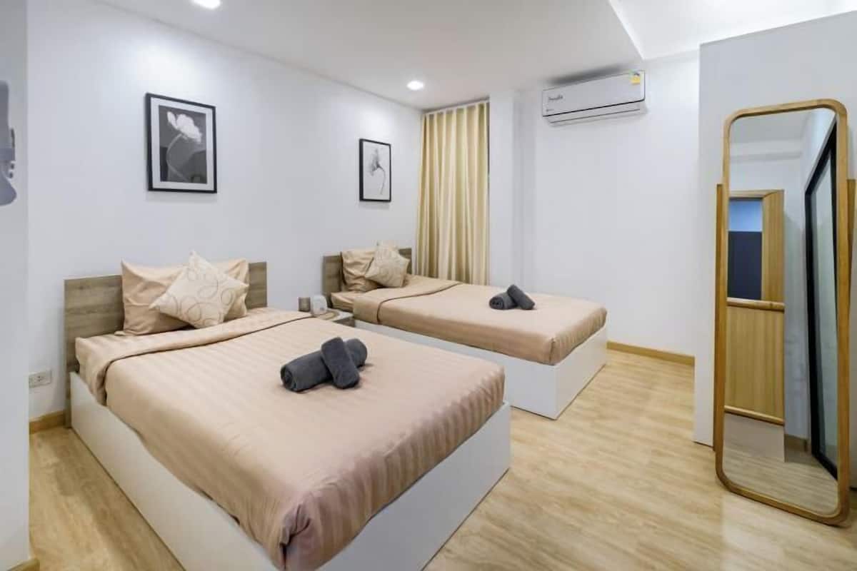 5 bedrooms, individually decorated, individually furnished, desk