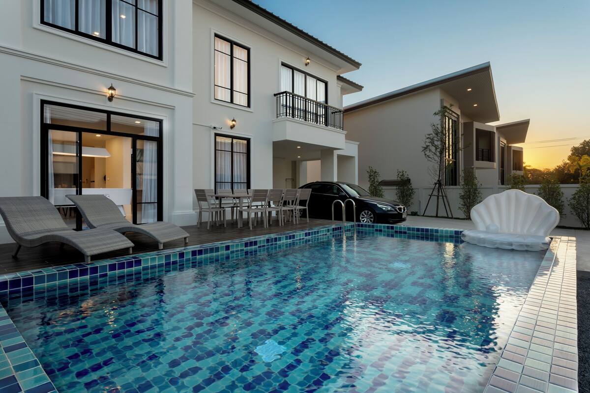 Kanna British Pool Villa