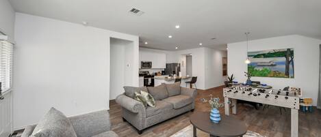 智能电视、桌上足球、书