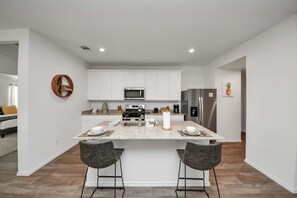 Frigorífico, microondas, horno y placa de cocina