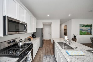 Kylskåp, mikrovågsugn, ugn och spishäll