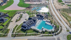Una piscina al aire libre