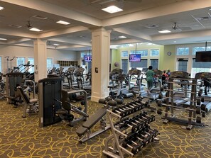 Fitness facility - Welcoming Home perfect for long-term stay, pool, pickleball, billiards, trails (Durham)