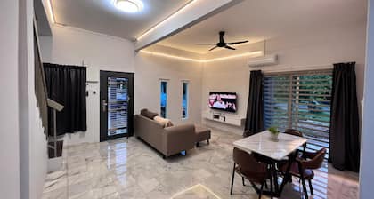 Charming 3-bedroom house with WiFi, AC & peaceful location in Bedong