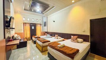 Deluxe Triple Room, Balcony, Garden View | Desk, free WiFi