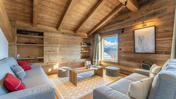 Televisión y chimenea