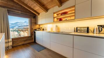 Fridge, oven, dishwasher, coffee/tea maker