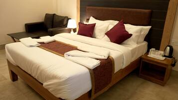 Comfort Suite, City View | 1 bedroom, in-room safe, desk, laptop workspace