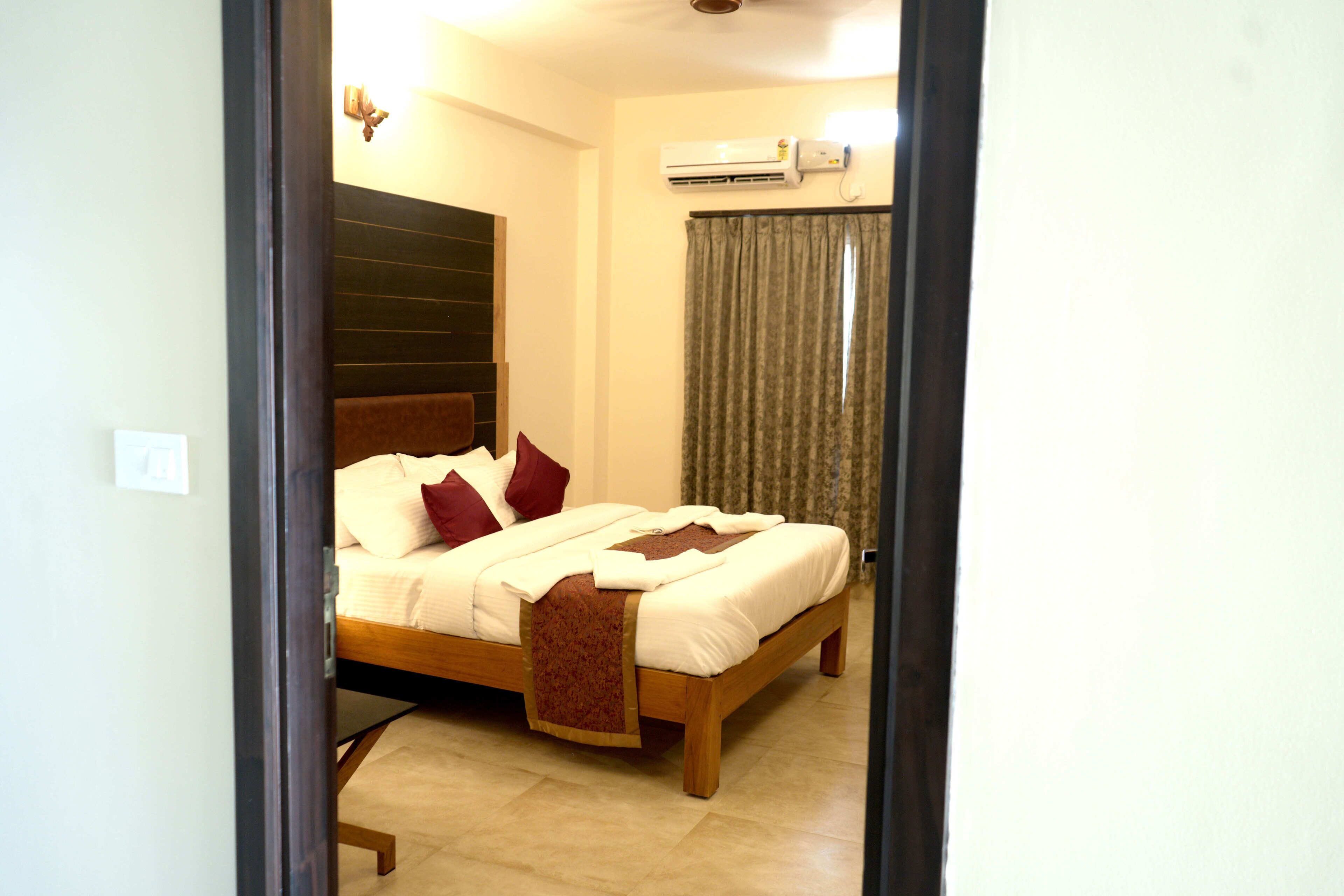 Comfort Suite, City View | In-room safe, desk, laptop workspace, soundproofing