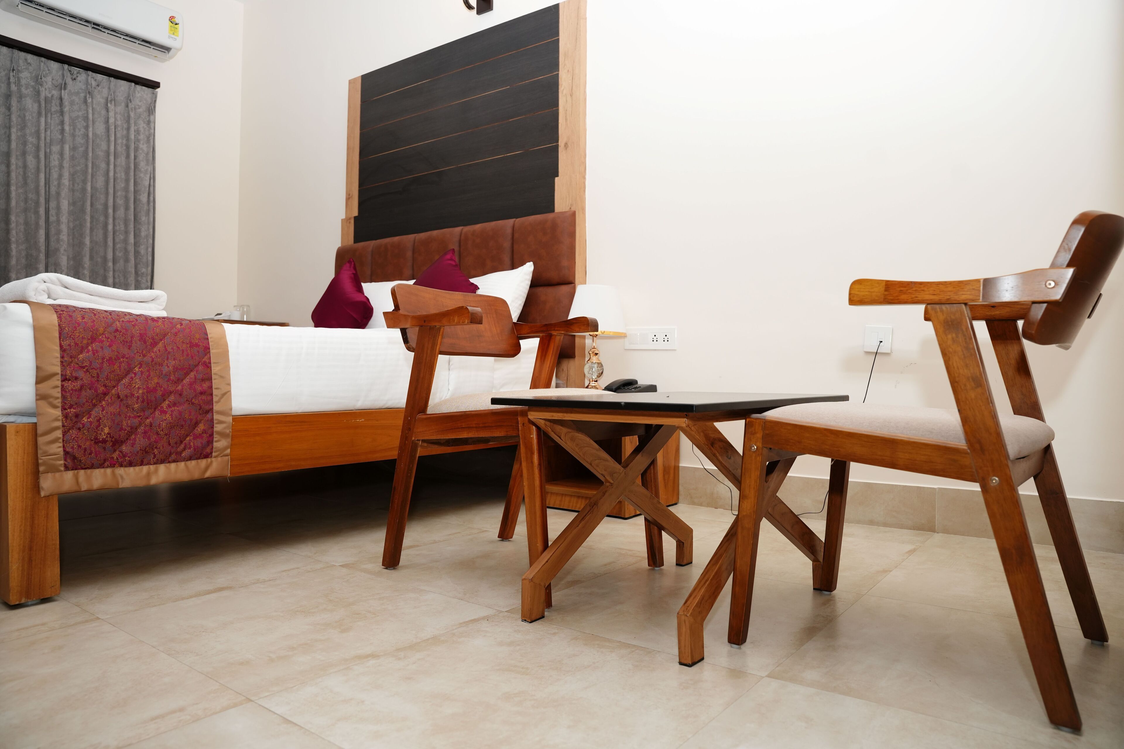 客房內保險箱、書桌、筆電工作空間、隔音