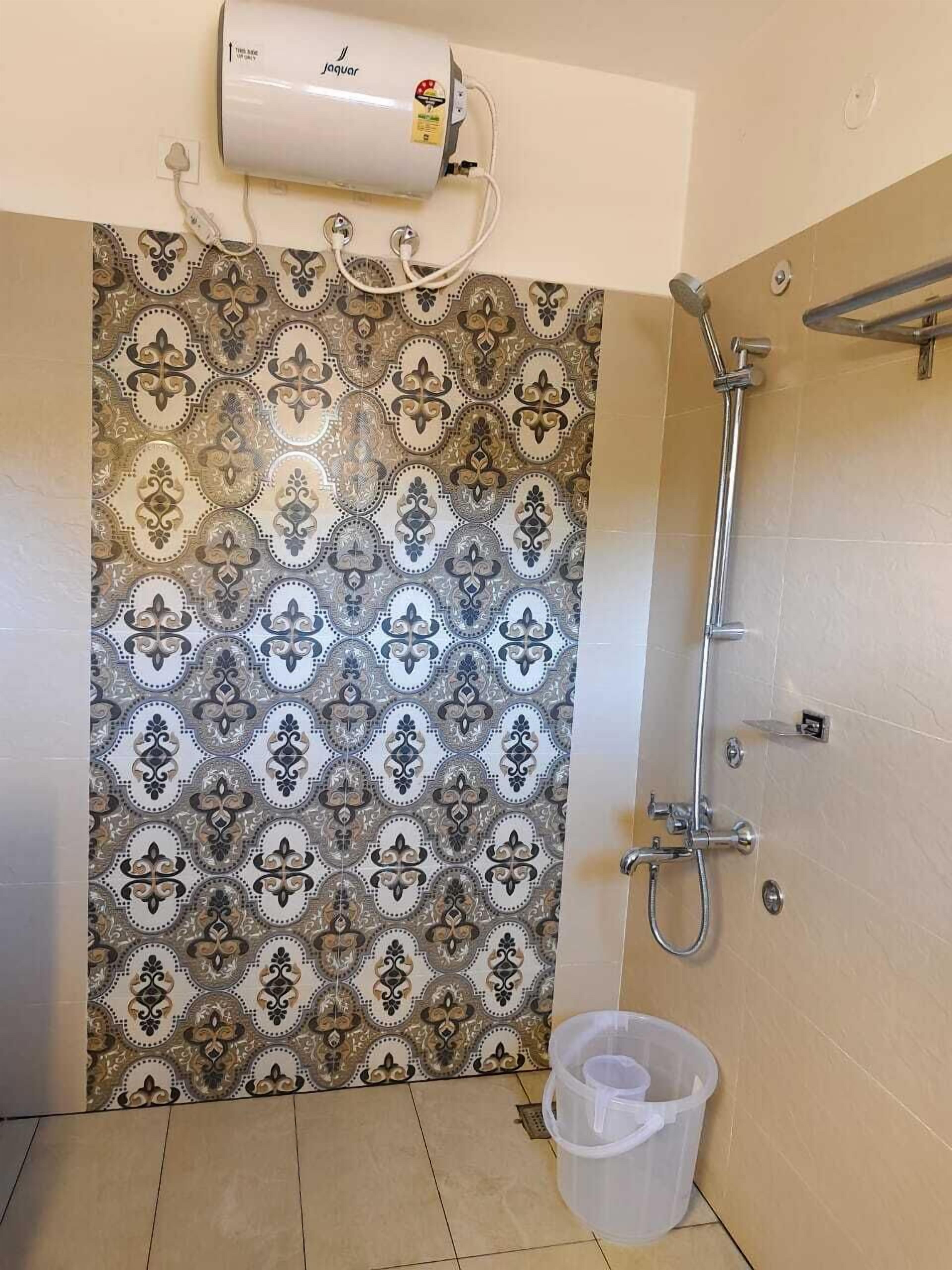 Een douche, gratis toiletartikelen, een haardroger, pantoffels