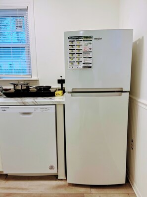 Fridge, microwave, stovetop, dishwasher