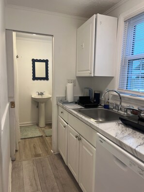 Kylskåp, mikrovågsugn, spishäll och diskmaskin