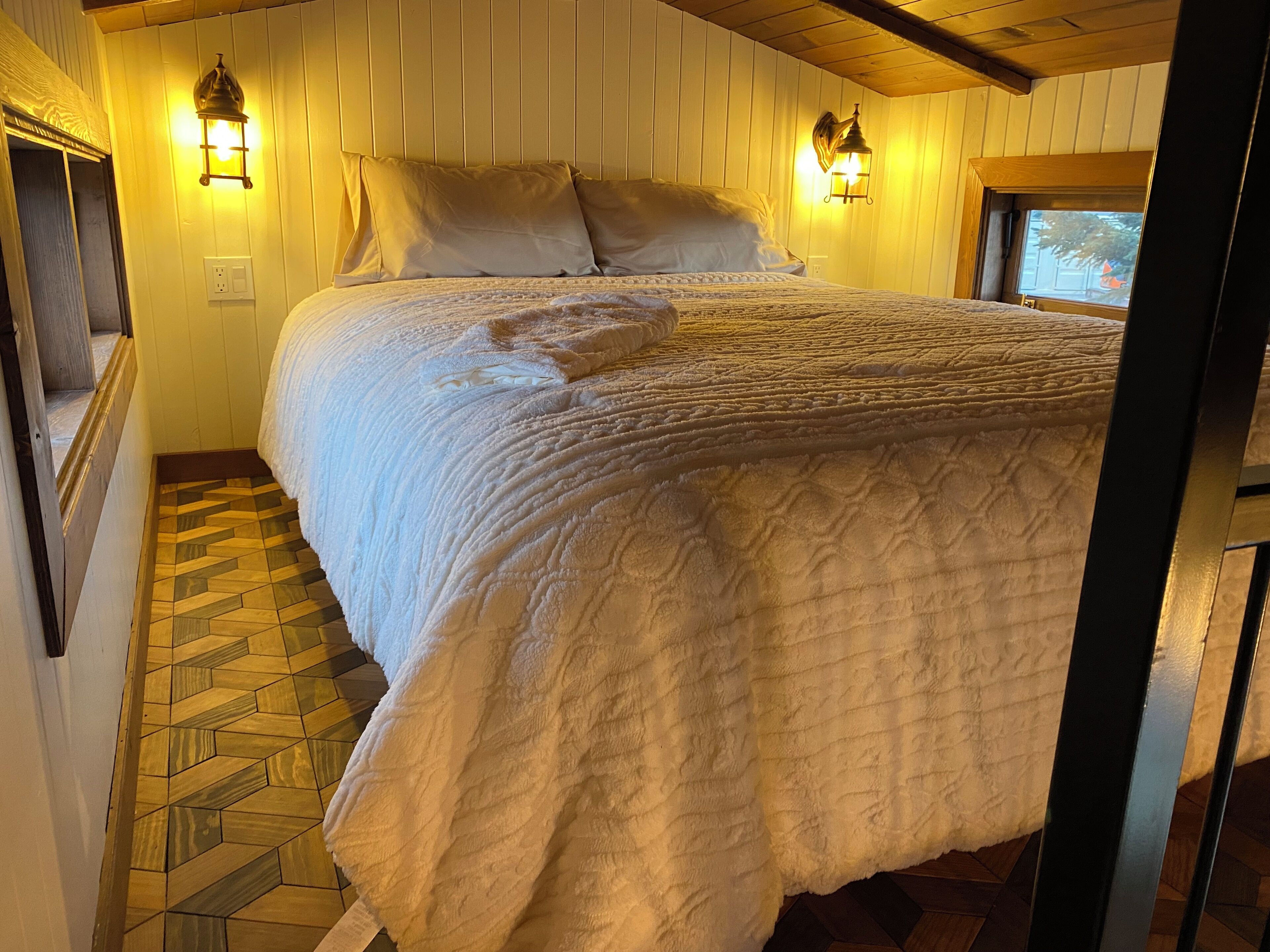 2 bedrooms, WiFi, bed sheets, wheelchair access