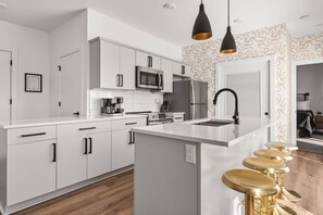 Kühlschrank, Mikrowelle, Geschirrspüler