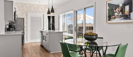 Refrigerador, microondas, lavavajillas y cafetera y tetera