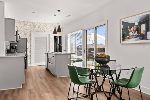 Kühlschrank, Mikrowelle, Geschirrspüler