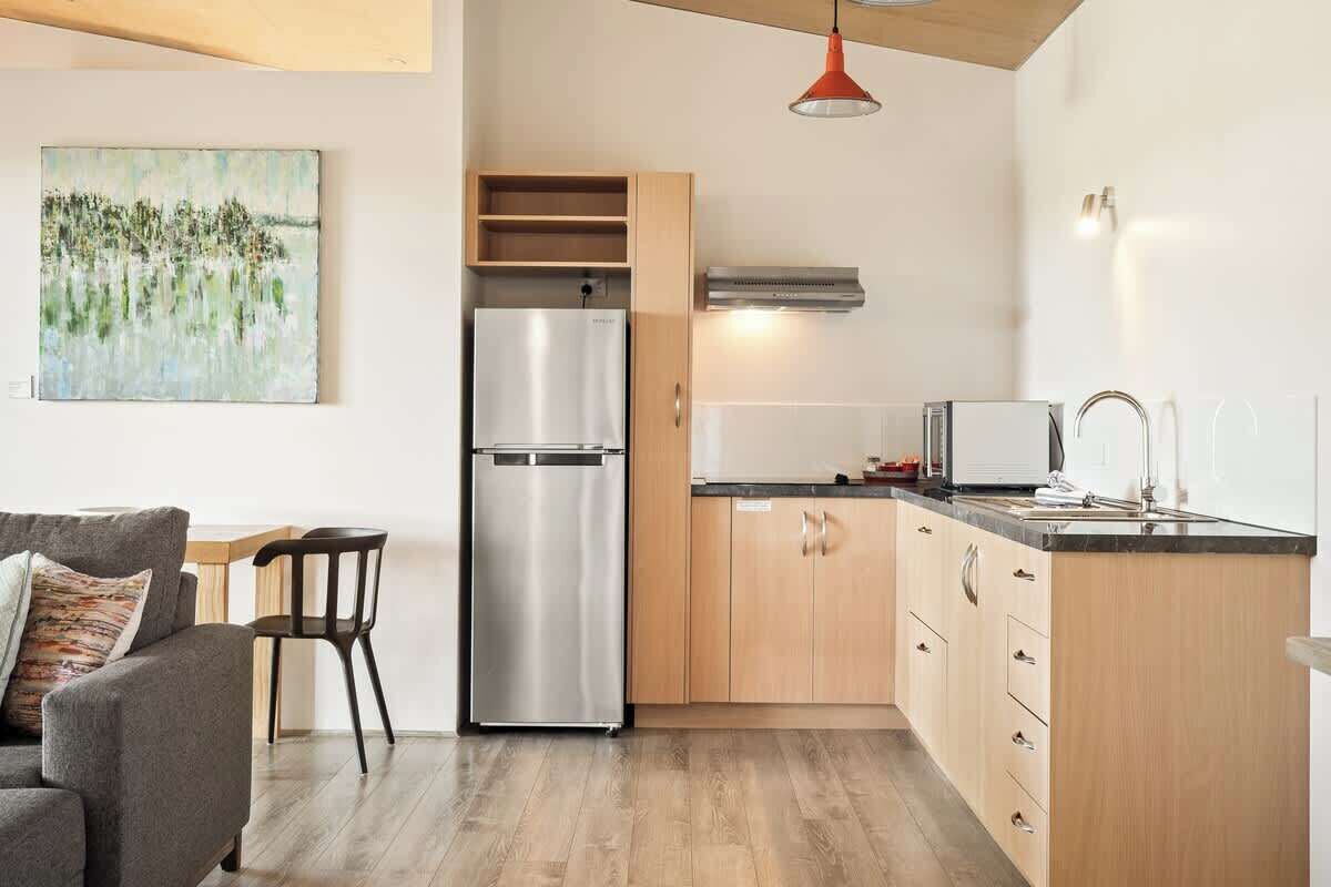 Coffee/tea maker, fridge, microwave, stovetop
