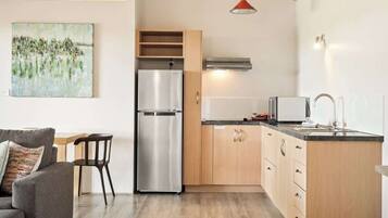 Coffee/tea maker, fridge, microwave, stovetop