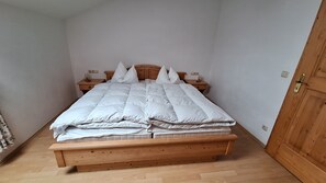 1 bedroom, bed sheets - Apartment 2 for 2-3 persons, 45 sqm, with balcony (Bernau am Chiemsee)