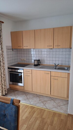 Fridge, oven, stovetop, coffee/tea maker - Apartment 2 for 2-3 persons, 45 sqm, with balcony (Bernau am Chiemsee)