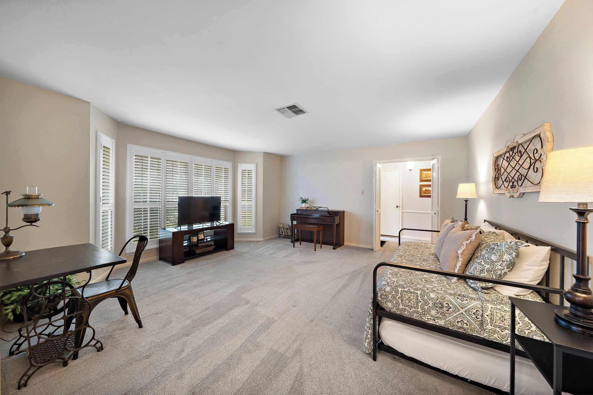 Televisio, videopelejä, työhuone