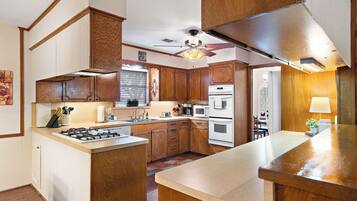 Kühlschrank, Mikrowelle, Herdplatte, Geschirrspüler