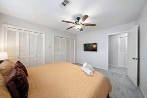 3 chambres, fer et planche à repasser, Wi-Fi, draps fournis