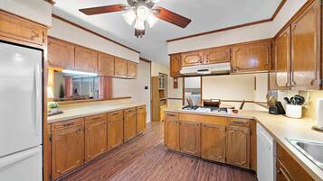 Fridge, microwave, stovetop, dishwasher