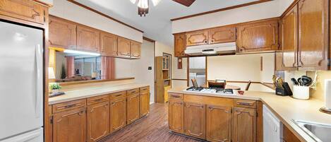 Fridge, microwave, stovetop, dishwasher