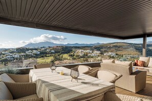 Outdoor dining - Hoyo 2 | Panoramic Sea Views Golf Resort (Benahavís)