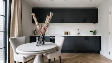 Grand réfrigérateur, micro-ondes, plaque de cuisson, lave-vaisselle