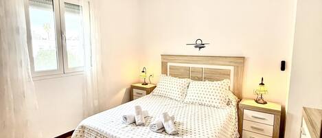 3 slaapkamers, een strijkplank/strijkijzer, internet