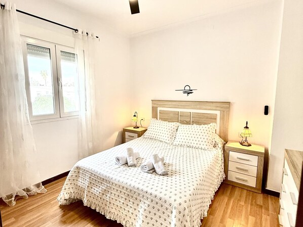 3 slaapkamers, een strijkplank/strijkijzer, internet