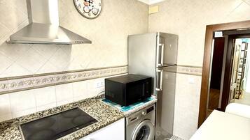 Réfrigérateur, micro-ondes, cafetiÚre/bouilloire, grille-pain