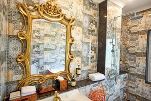 Villa Luxury, 1 camera da letto | Bagno | Vasca e doccia separate, accappatoio, pantofole, asciugamani