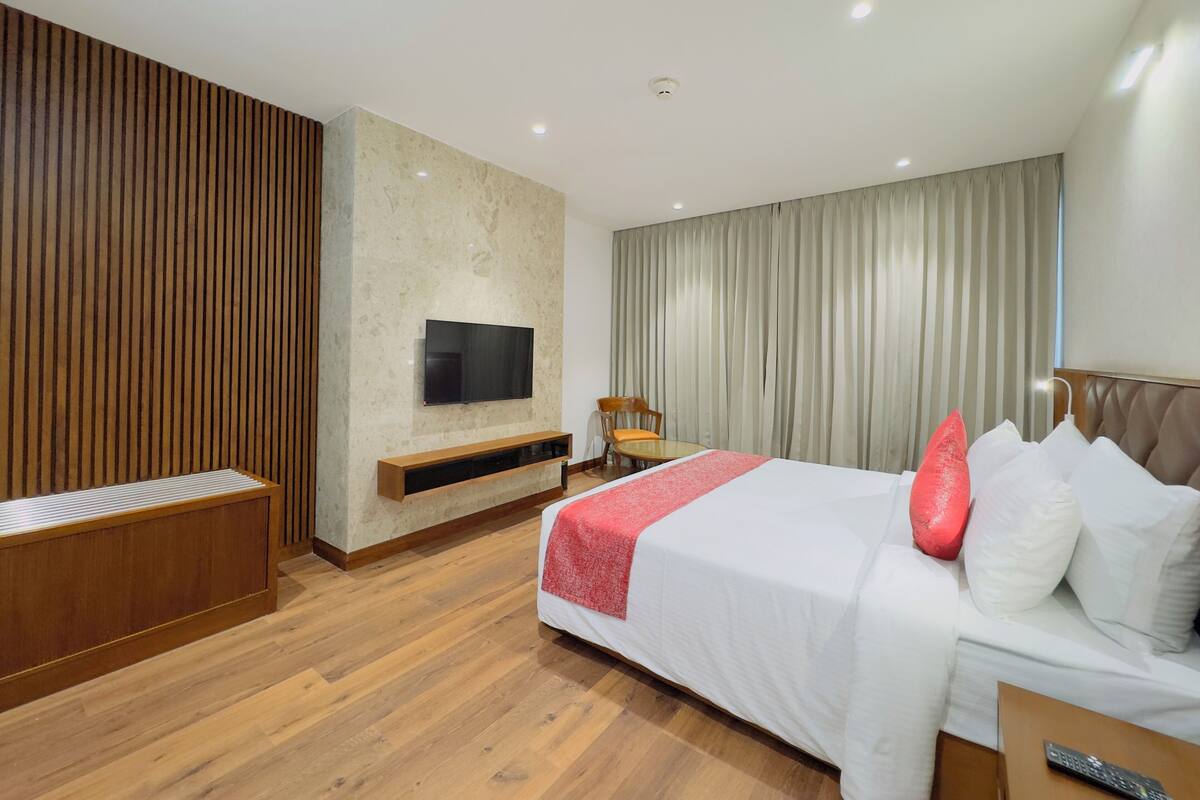 1 bedroom, premium bedding, minibar, in-room safe