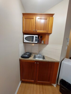 Micro-ondes, plaque de cuisson, serviettes en papier