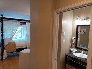 1 bedroom, iron/ironing board, WiFi, bed sheets - Cozy studio in nice Piedmont with AC, WiFi, parking, kitchenette (Piedmont)