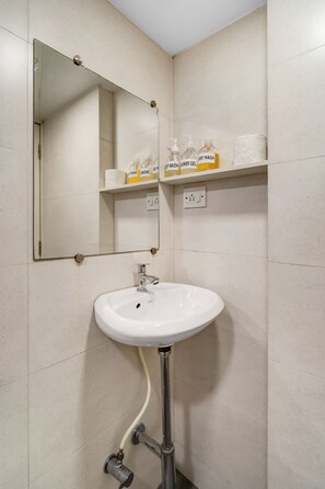 Sèche-cheveux, serviettes fournies, papier toilette